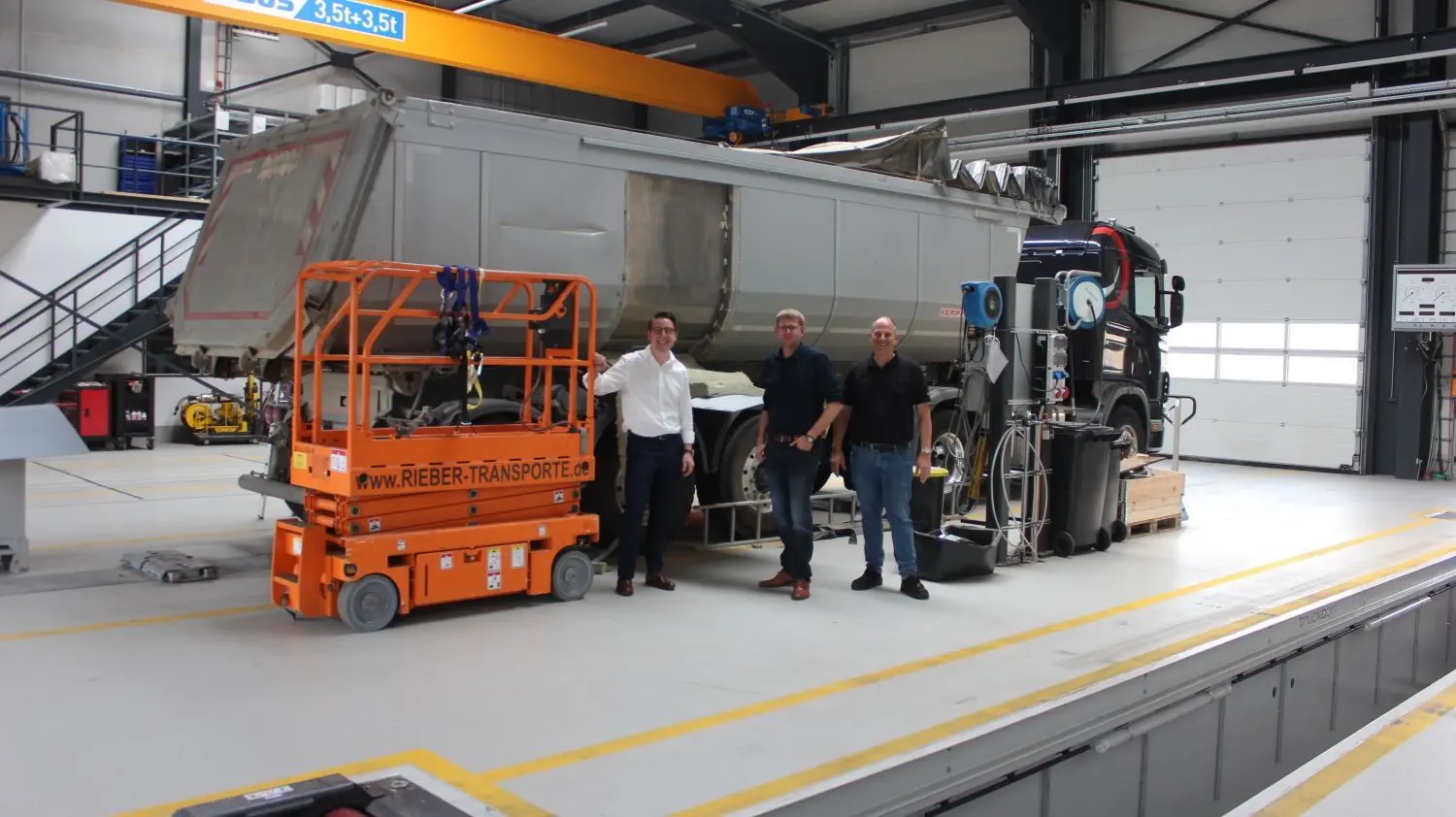 Bürgermeister Davide Licht (l.) schaute sich – schwer beeindruckt – als einer der ersten in der neu erstellen Werkstatt der Heavy Duty Service um. Gelegenheit dazu besteht für alle weiteren Interessierten am 1. Mai.⇥