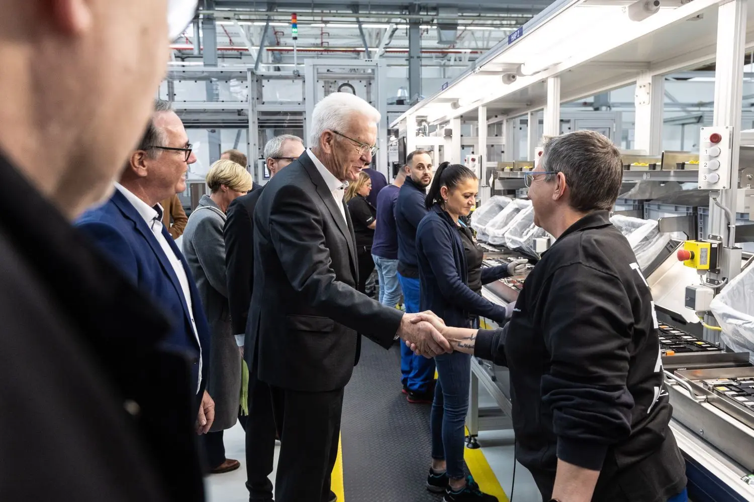 Für Beschäftigte der Neuffener Zukunftsfabrik gibt es es einen Handschlag vom Ministerpräsidenten.
