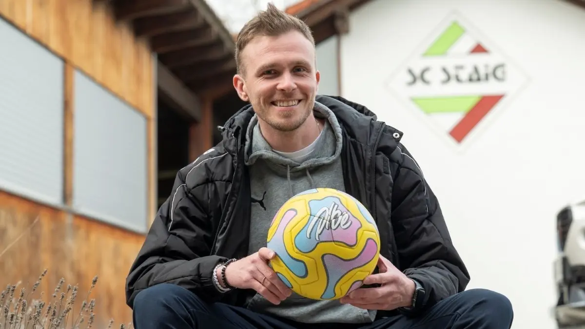 Tim Hille, Trainer des Bezirksligisten SC Staig, freut sich auf die Rückkehr nach der Winterpausen. Bei der ersten Auswärtspartie in Neu–Ulm, einem Spitzenspiel zum Start, soll gleich ein Sieg her. ⇥
Ulm, Fußball Bezirksstory, Trainer Tim Hille und SC Staig können am Wochenende den SV Obenhausen zurück in die Kreisliga schießen.