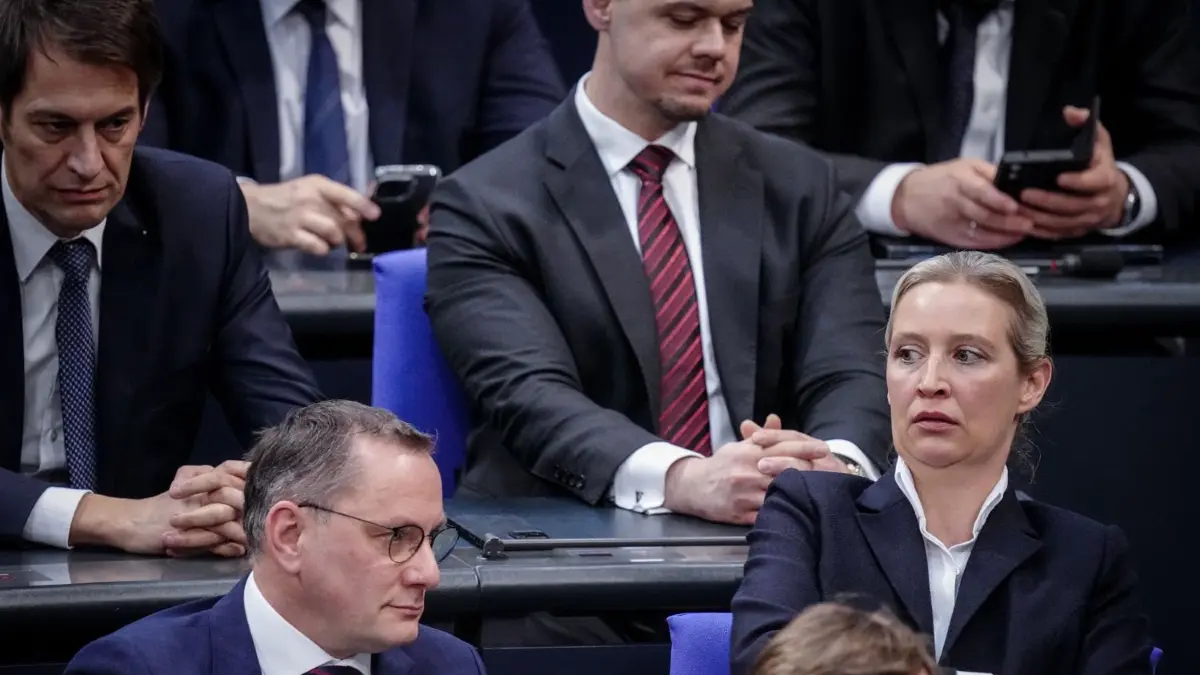 Tino Chrupalla (vorne links) und Alice Weidel. Die beiden AfD–Chefs hatten von Petr Bystron eine schriftliche Stellungnahme angefordert und diese am Donnerstag erhalten. Am Montag wollen sich die beiden mit dem Fraktionssprecher für Außenpolitik im Bundestag persönlich treffen.
ARCHIV - 31.01.2024, Berlin: Tino Chrupalla und Alice Weidel nehmen an der Generaldebatte zum Etat des Bundeskanzlers und des Bundeskanzleramts teil. Sie führen gemeinsam die AfD-Bundestagsfraktion und sind Co-Vorsitzende der Bundespartei. (zu dpa: «AfD im Gegenwind») Foto: Kay Nietfeld/dpa +++ dpa-Bildfunk +++