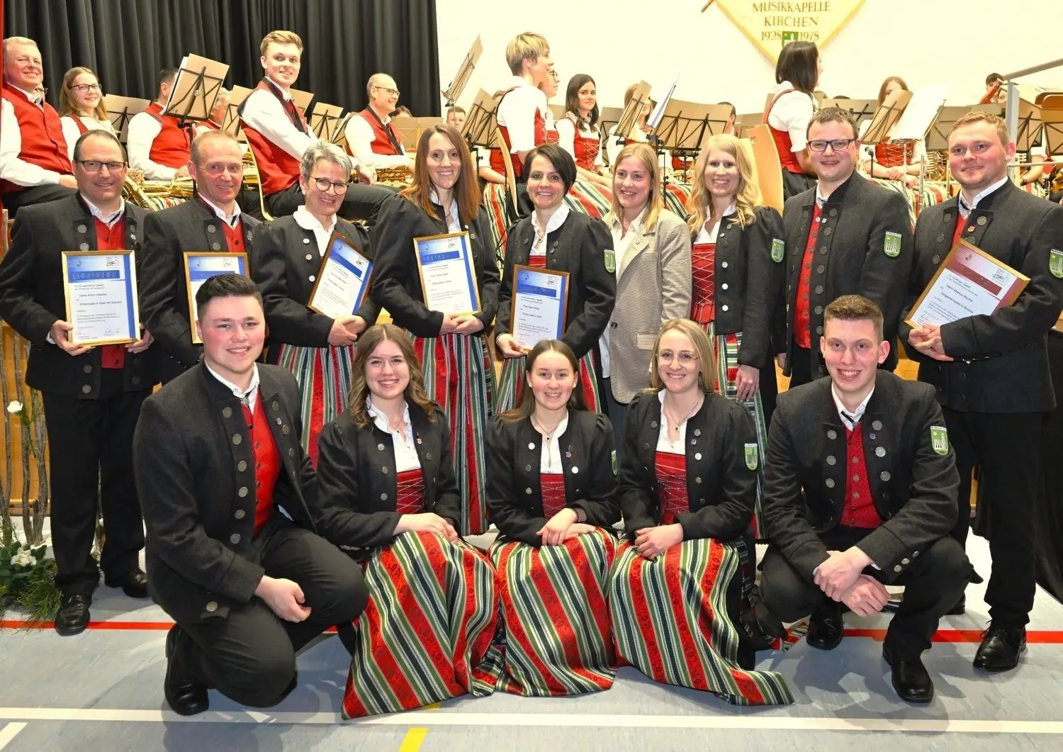 Beim Frühjahrskonzert wurden Musikerinnen und Musiker sowie Dirigent Markus Bucher (ganz rechts) geehrt.⇥