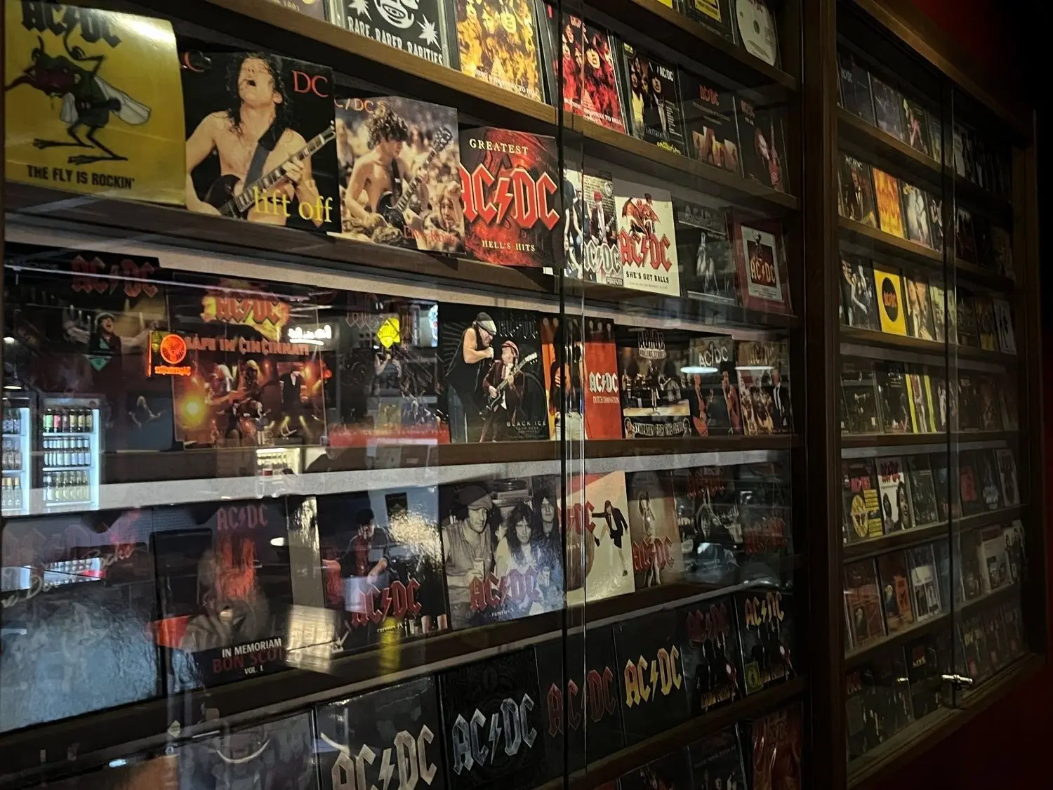Die Wände der Bar hängen voll mit Tonträgern von AC/DC.