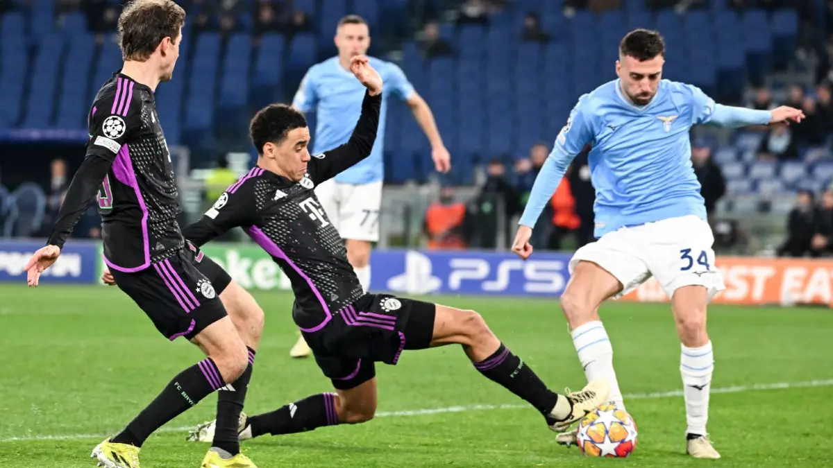 Nach der 0:1–Niederlage im Hinspiel in Rom, müssen Thomas Müller und Jamal Musialla mit den Bayern zu Hause gewinnen.
14.02.2024, Italien, Rom: Fußball: Champions League, Lazio Rom - Bayern München, K.o.-Runde, Achtelfinale, Hinspiele, Stadio Olimpico di Roma. Münchens Thomas Müller (l-r) und Münchens Jamal Musialla kämpfen mit Roms Mario Gila Fuentes um den Ball. Foto: Sven Hoppe/dpa +++ dpa-Bildfunk +++