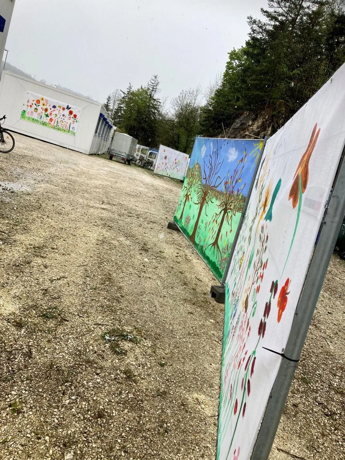 Während ihrer 72-Stunden-Aktion bemalten die Ministranten SE Blautal gemeinsam mit den Bewohnerinnen und Bewohnern Banner, die sie an den Containern einer Flüchtlingsunterkunft in Blaustein-Herrlingen aufhängten.
