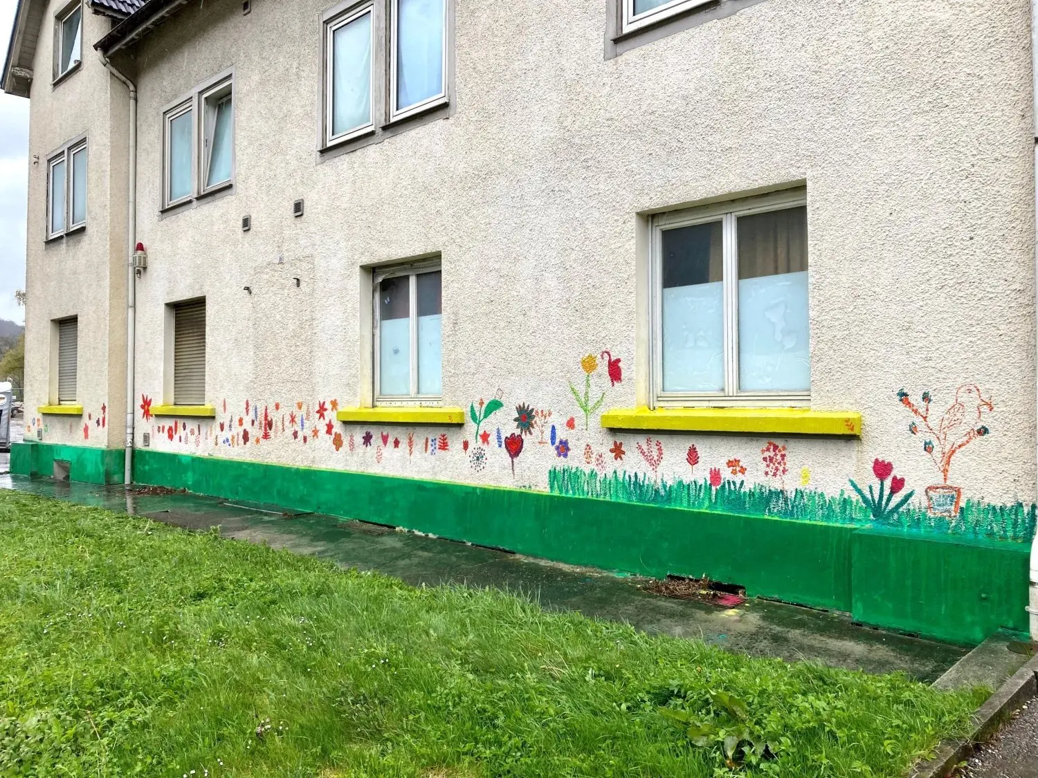 Während ihrer 72-Stunden-Aktion bemalten die Ministranten der SE Blautal gemeinsam mit den Bewohnerinnen und Bewohnern die Nordfassade einer Flüchtlingsunterkunft in Blaustein-Herrlingen.