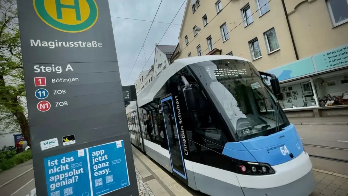 Für eine Fahrt mit der Straßenbahn kann künftig das Ticket auch über die DB–App „DB–Navigator“ gelöst werden.
Auf der Straßenbahn-Linie 1 in Ulm gibt es eine neue Baustelle mit Auswirkungen auf den ÖPNV und Verkehr: Busse als Schienenersatzverkehr, Umleitungen, Einnbahnstraße.