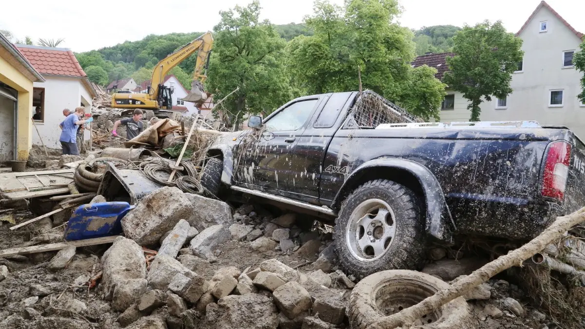 Symbolbild: Eine Sturzflut reißt alles mit, was ihr im Weg steht, Geröll, Bäume und Autos. Das Bild zeigt die Verwüstungen in Braunsbach im Mai 2016. Um die Folgen von Starkregenereignissen besser abschätzen zu können, lassen Gemeinden im Limpurger Land ein Konzept erstellen. ⇥
Unwetter - Flut - Katastrophe - Flutkatastrophe in Braunsbach - Hochwasser