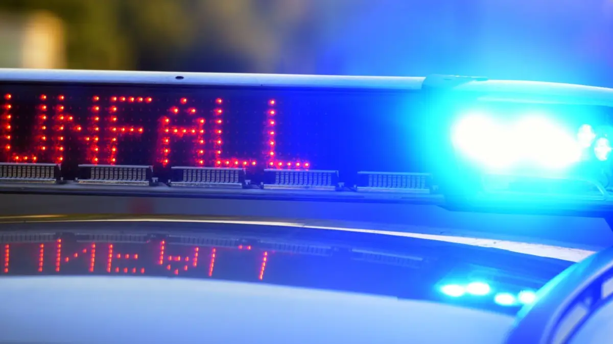 Im Alten Postweg hat ein Auto eine Frau erfasst.
ARCHIV - 12.06.2017, Bayern, Günzburg: Auf einem Polizeifahrzeug warnt eine Leuchtschrift vor einer Unfallstelle. (zu dpa: «Acht Verletzte bei Unfall auf Autobahn in Niederbayern») Foto: Stefan Puchner/dpa +++ dpa-Bildfunk +++