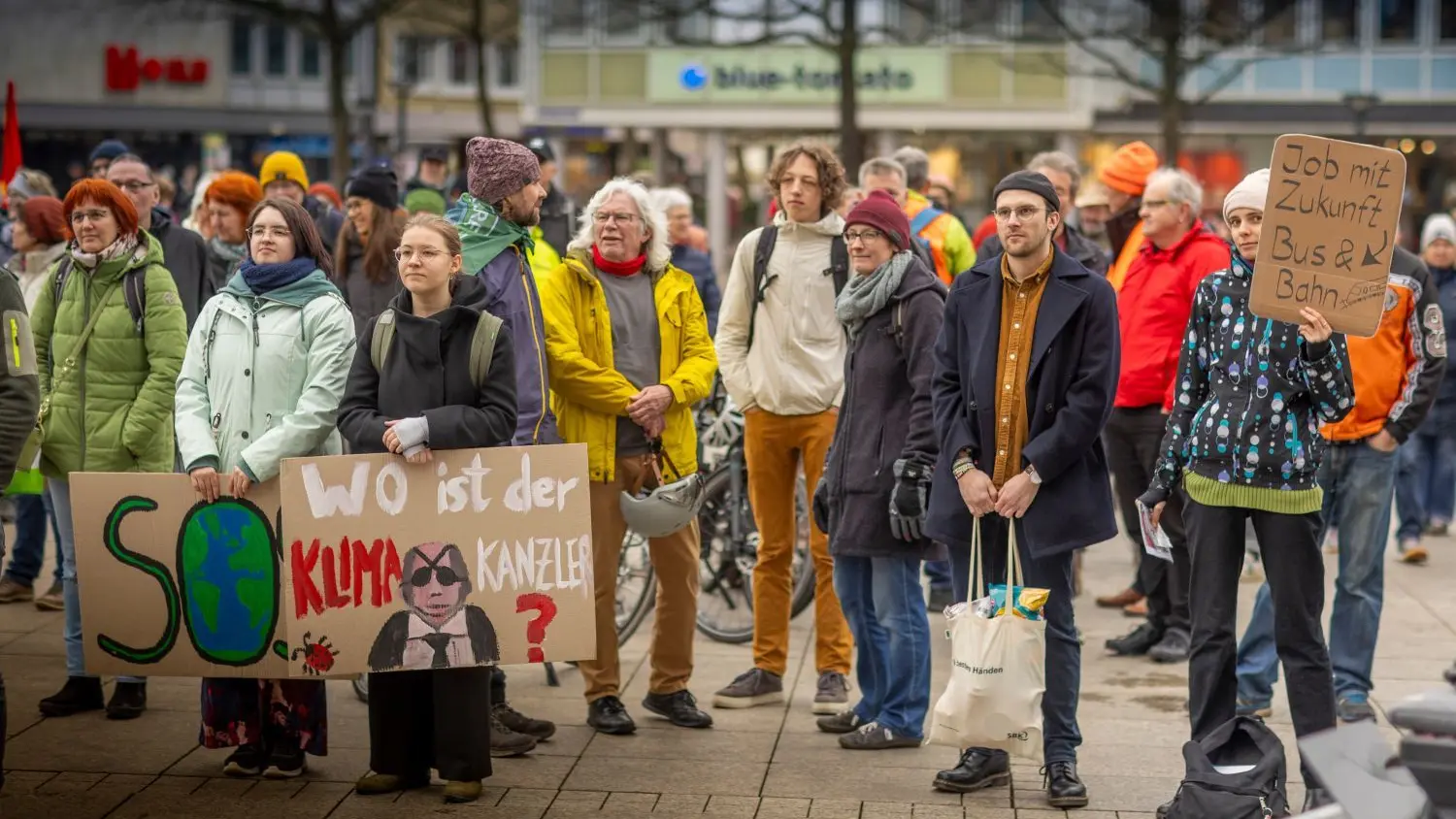 Kundgebung in Ulm: Fridays for Future und ÖPNV demonstrieren Hand in ...