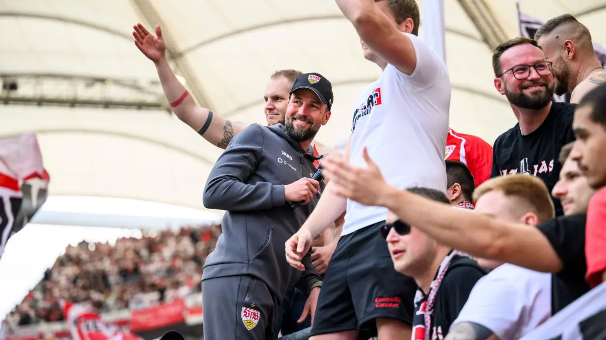 VfB Stuttgart — Bayern München: 04.05.2024, Baden-Württemberg, Stuttgart: Fußball: Bundesliga, VfB Stuttgart - Bayern München, 32. Spieltag, MHPArena. Stuttgarts Trainer Sebastian Hoeneß (M) jubelt nach dem Spiel bei den Fans und spricht zu ihnen. Foto: Tom Weller/dpa - WICHTIGER HINWEIS: Gemäß den Vorgaben der DFL Deutsche Fußball Liga bzw. des DFB Deutscher Fußball-Bund ist es untersagt, in dem Stadion und/oder vom Spiel angefertigte Fotoaufnahmen in Form von Sequenzbildern und/oder videoähnlichen Fotostrecken zu verwerten bzw. verwerten zu lassen. +++ dpa-Bildfunk +++