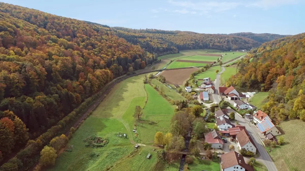 Im Oberen Schmiechtal sollen weitere Kernzonen für das Biosphärengebiet ausgewiesen werden — dagegen formiert sich Widerstand.
Oberes Schmiechtal, Drohnenfoto, DCIM\100MEDIA\DJI_0011.JPG