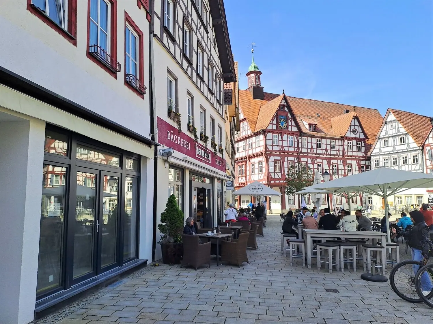 Zentral am Bad Uracher Marktplatz gelegen, wird in Kürze die neue Eisdiele, links im Bild, eröffnen. ⇥