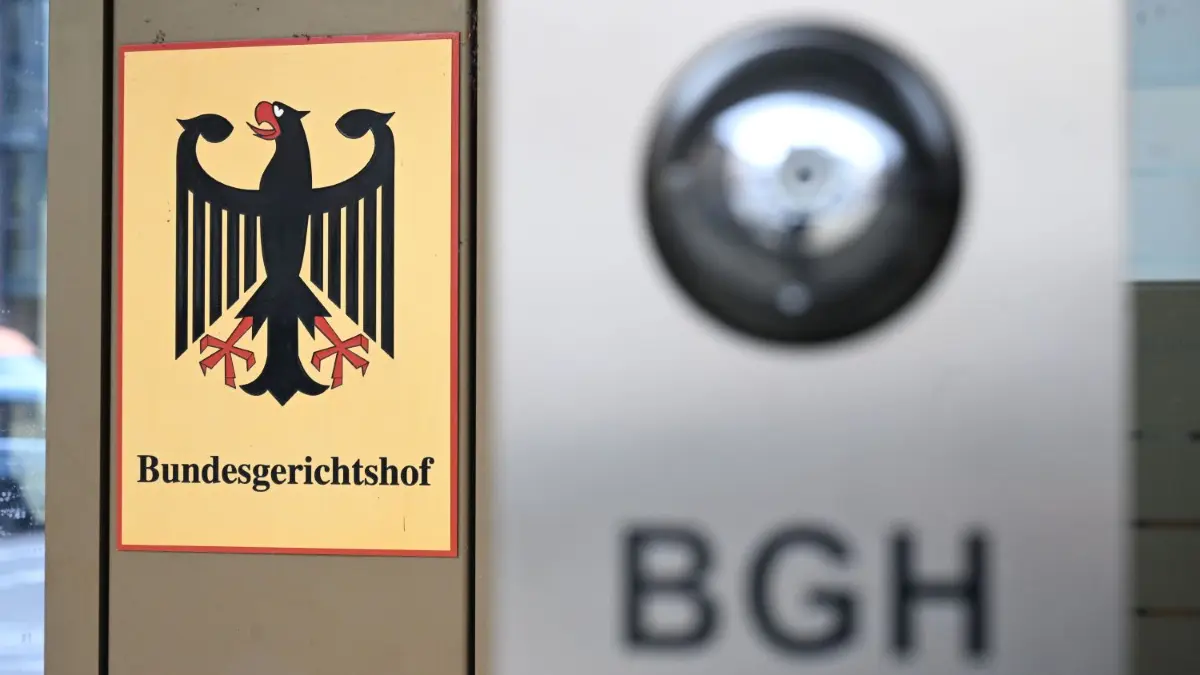 Der Bundesgerichtshof (BGH) hat in der Polizeiaffäre einen Schlussstrich gezogen.
ARCHIV - 06.12.2022, Baden-Württemberg, Karlsruhe: Vor dem Bundesgerichtshof (BGH) ist ein Schild mit dem Bundesadler und dem Schriftzug "Bundesgerichtshof" angebracht. (zu dpa: «BGH bestätigt Freispruch für Inspekteur der Polizei») Foto: Uli Deck/dpa +++ dpa-Bildfunk +++