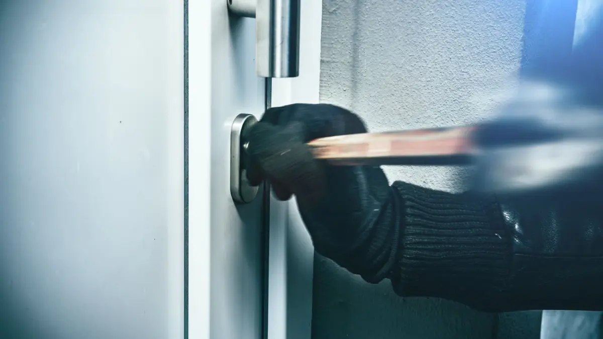 In Harthausen sind bislang unbekannte Täter in ein Wohnhaus eingebrochen.
Symbolbild, Symbolfoto, Einbruch, Einbrecher hebeln Fenster / Türe auf und steigen ins Haus ein
Foto: © AA+W/adobe.stock.com