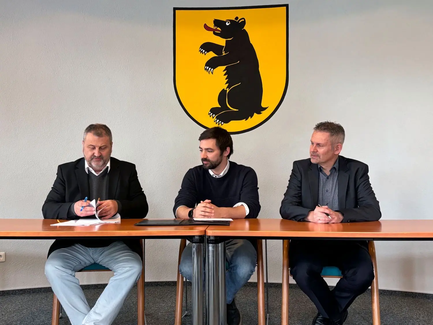 Bürgermeister Christoph Jung (von links), Vattenfalls Projekt­manager Lukas Große-Kleinmann und Ralf Wuchenauer vom Albwerk  haben den Gestattungsvertrag unterschrieben.