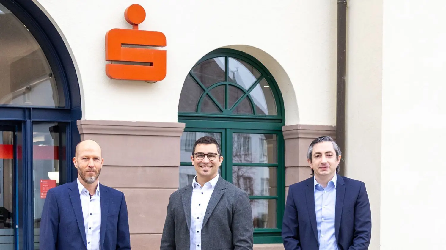 Das Sparkassentrio vom Neuen Schloss (von links): Thorsten Kiefer (Leiter Firmenkunden und Baufinanzierungen Hohenzollern), Jonas Keßler (Leiter Finanzen und Dienstleistungen Hohenzollern) und Sandro Milioto (Leiter Finanz-Center Hechingen).⇥