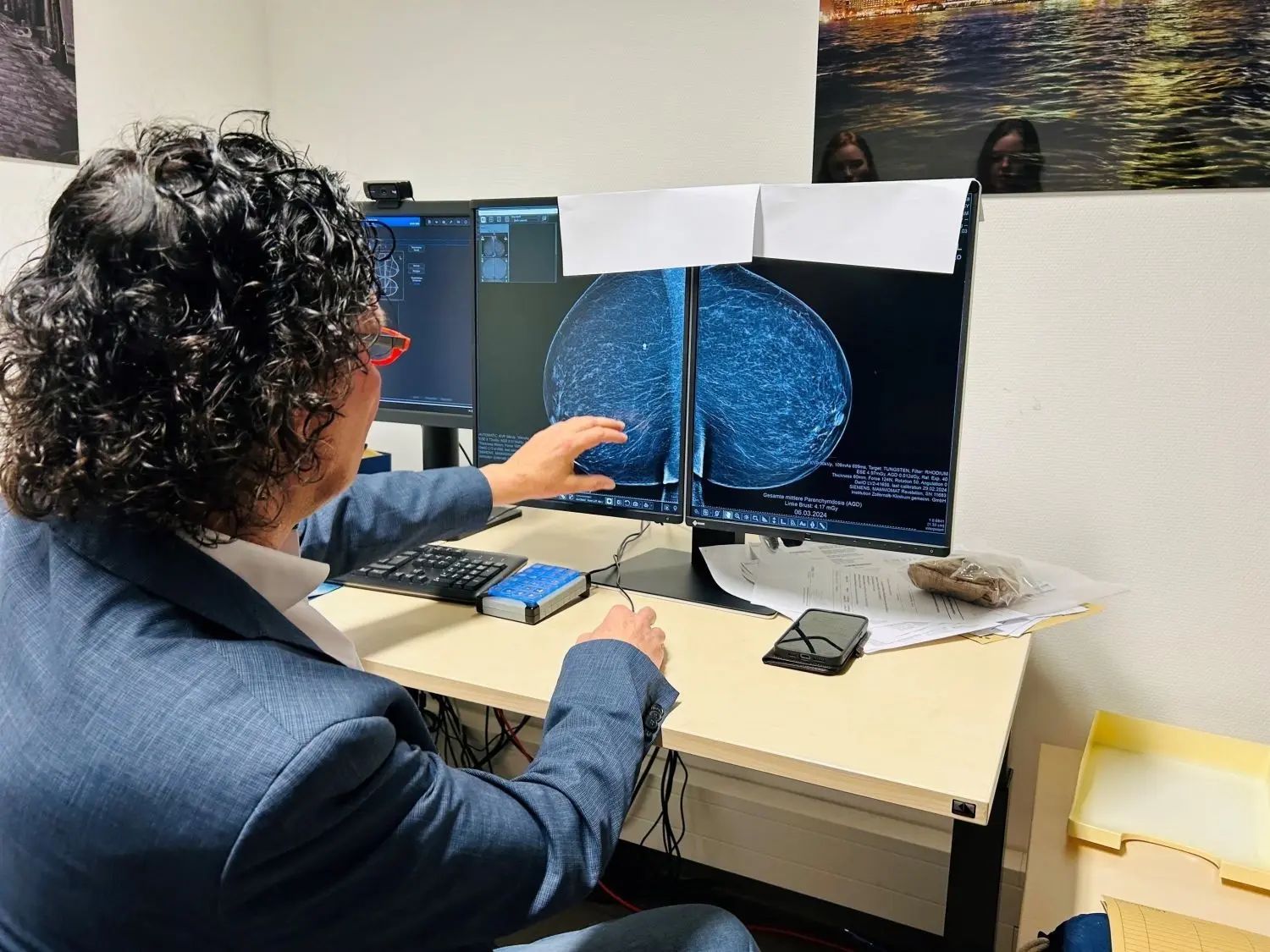 „Zwischen 70 und 80 Brustbefunde erstellen wir durchschnittlich an einem Tag im Zollernalb Klinikum“, sagt der Ärztliche Direktor und Chefarzt der Radiologie, Michael Bitzer. ⇥