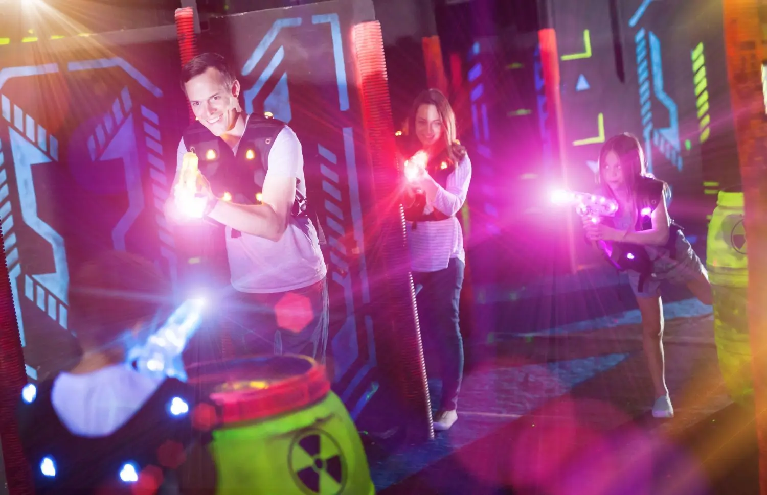Lasertag ist ein Freizeitangebot für Freunde, Familien und auch Firmen. Die Verfolgung und Punktejagd mit Phasern gibt es ab Herbst im neuen Freizeitquartier „Arcadia“. ⇥