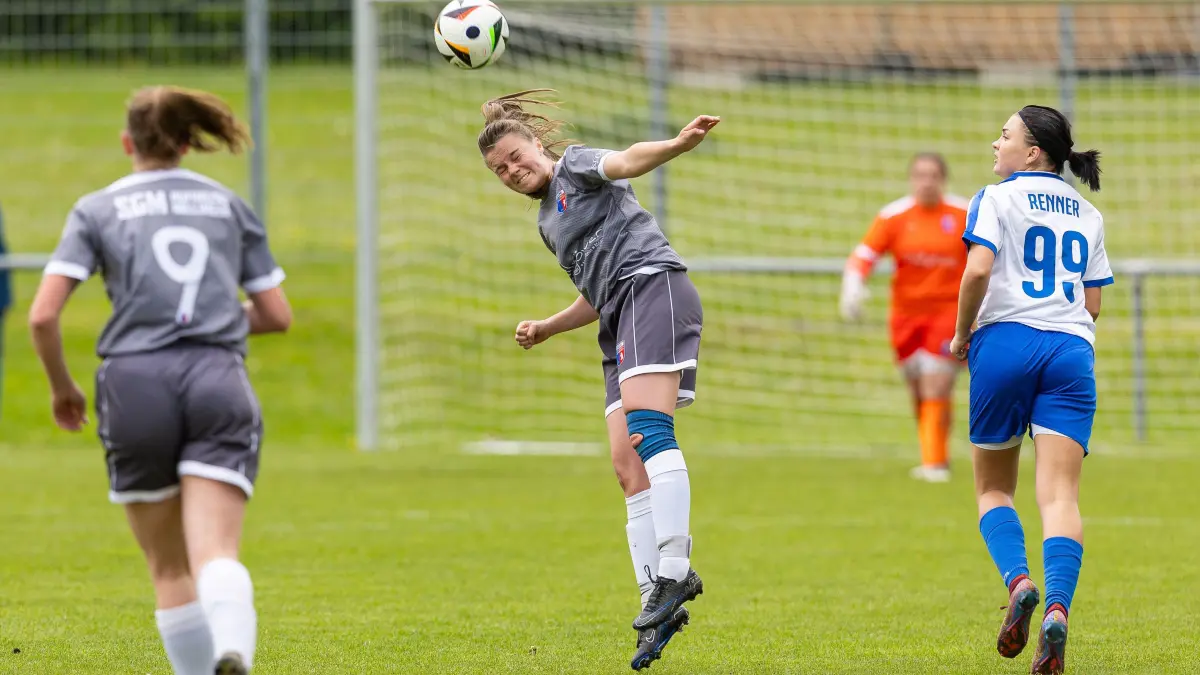 Fußball Bezirksliga Frauen: Fußball Bezirksliga Frauen; SGM Aufhausen/Nellingen - TSV Eschenbach;
Daniela Brüstle (SGM Aufhausen/Nellingen, #6) beim Kopfball;
05.05.2024; Aufhausen.
Foto: Thomas Madel