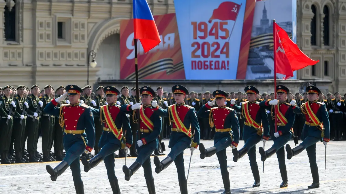 Russian honour guard soldiers march as they attend a general rehearsal for the Victory Day military parade in central Moscow on May 5, 2024. Russia will celebrate the 79th anniversary of the 1945 victory over Nazi Germany on May 9. (Photo by Sergei KISELEV / Moskva News Agency / AFP) / RUSSIA OUT / RESTRICTED TO EDITORIAL USE - MANDATORY CREDIT "AFP PHOTO / Moskva News Agency" - NO MARKETING NO ADVERTISING CAMPAIGNS - DISTRIBUTED AS A SERVICE TO CLIENTS