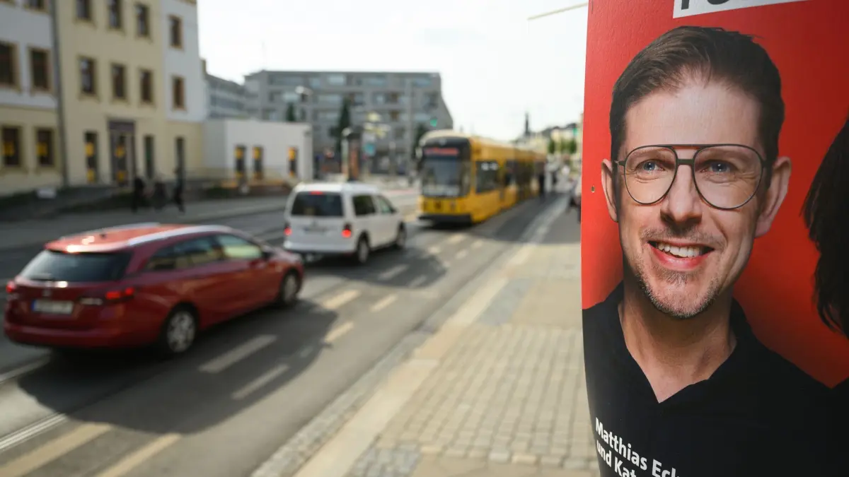 Wahlplakat Matthias Ecke: ARCHIV - 04.05.2024, Sachsen, Dresden: Ein Wahlplakat des sächsischen SPD-Spitzenkandidaten zur Europawahl, Matthias Ecke hängt an der Schandauer Straße im Stadtteil Striesen an einem Laternenmast. (zu dpa: «LKA: Ein Täter des Angriffs auf SPD-Politiker aus rechtem Spektrum») Foto: Robert Michael/dpa - ACHTUNG: Nur zur redaktionellen Verwendung im Zusammenhang mit der aktuellen Berichterstattung und nur mit vollständiger Nennung des vorstehenden Credits +++ dpa-Bildfunk +++
