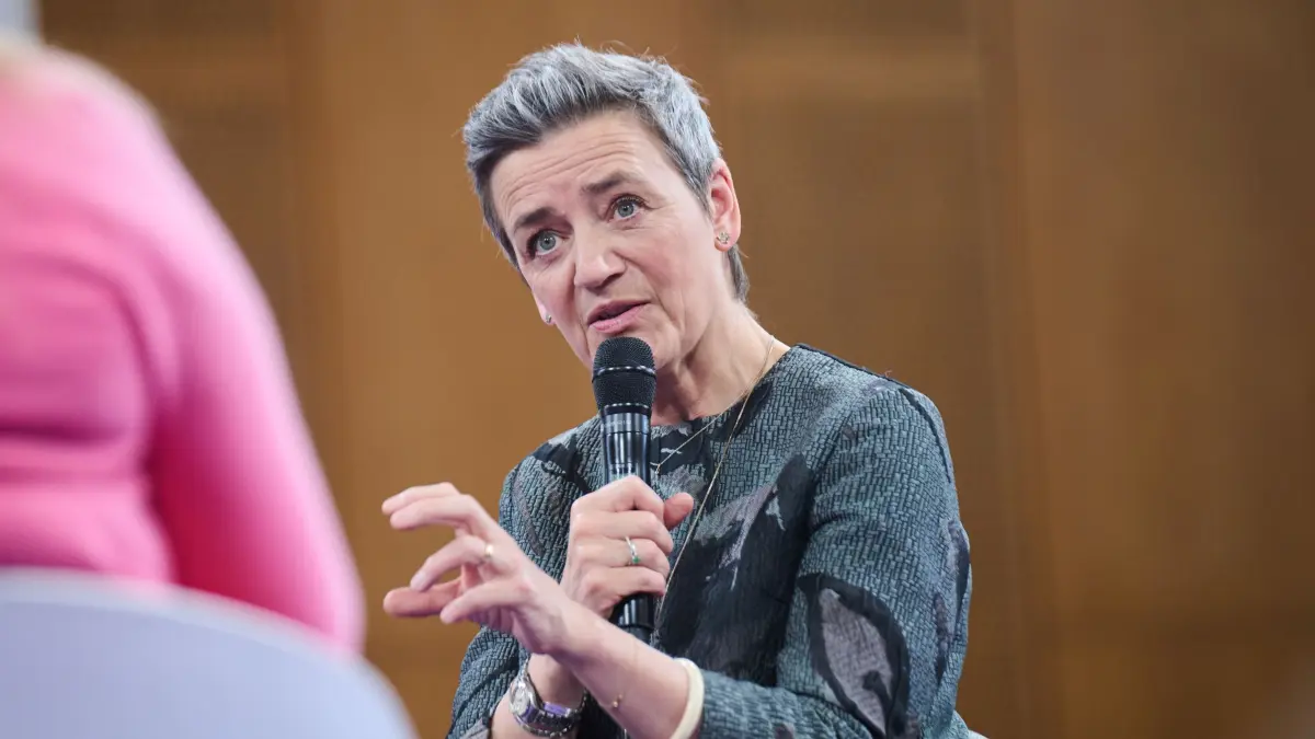 Beginn Global Solutions Summit: 06.05.2024, Berlin: Margrethe Vestager, Kommissarin für Wettbewerb der Europäischen Union, spricht auf dem Global Solutions Summit in der ESMT (European School of Management and Technology). Der Global Solutions Summit ist ein Forum für die Umsetzung von Forschungsergebnissen in politische Maßnahmen. Das Forum hat sich zum Ziel gesetzt, den globalen wirtschaftlichen, ökologischen und sozialen Wohlstand zu fördern. Foto: Annette Riedl/dpa +++ dpa-Bildfunk +++