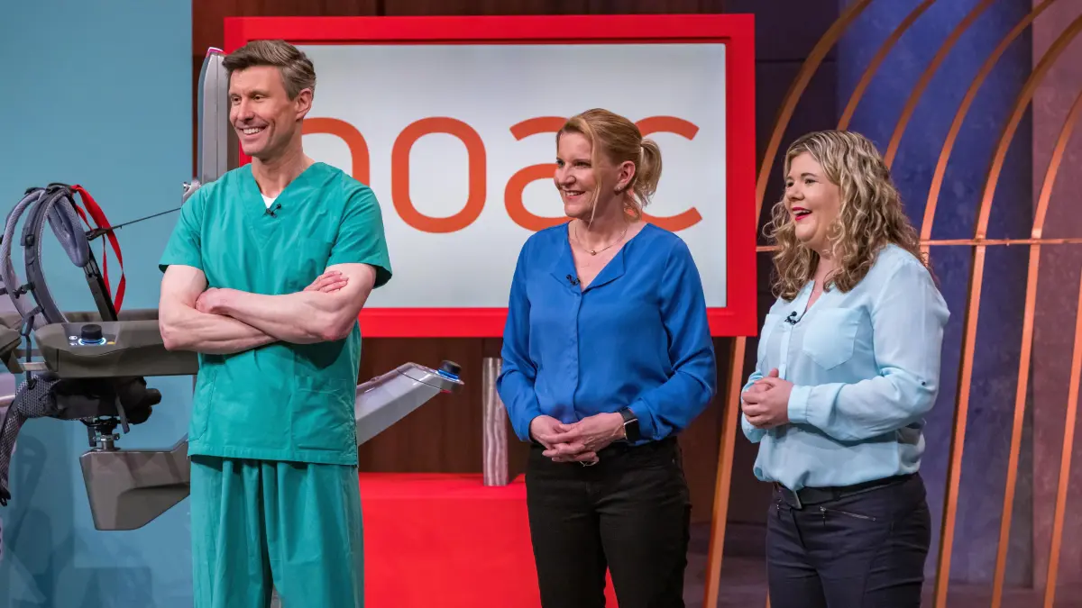Prof. Dr. Bernhard Krämer, Claudia Sodah (M.) und Sabrina Hellstern pitchen am 13.05.2024 ihr Produkt noac.