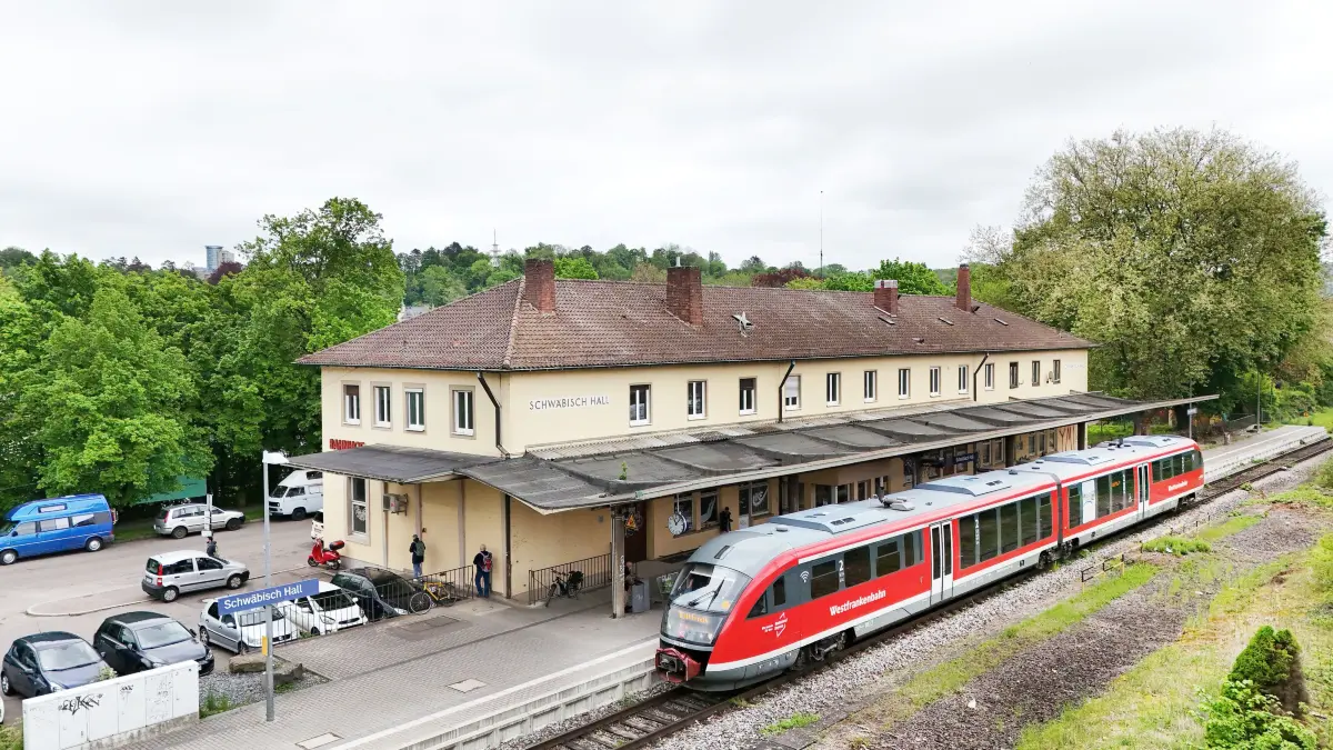 Bahnhof Schwäbisch Hall Stadtbahnhof - Hohenlohebahn - Dach / Regenschutz ist marode und muss abgebaut werden