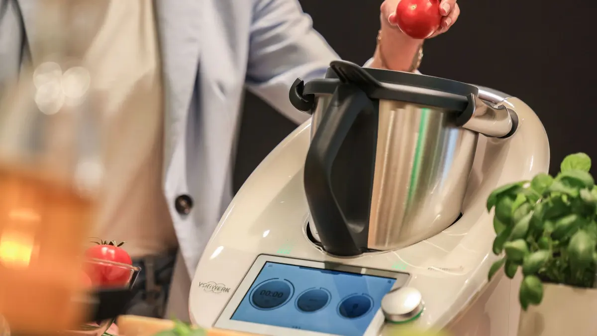 Thermomix von Vorwerk: ARCHIV - 25.04.2023, Nordrhein-Westfalen, Köln: Ein Vorwerk Thermomix TM6 wird in einem Vorwerk-Kochstudio befüllt. Die Sparsamkeit der Verbraucher hat im vergangenen Jahr erneut auf die Geschäfte des Thermomix-Herstellers Vorwerk gedrückt. (zu dpa: «Vorwerk verkauft das zweite Jahr in Folge weniger Thermomix-Geräte») Foto: Oliver Berg/dpa +++ dpa-Bildfunk +++
