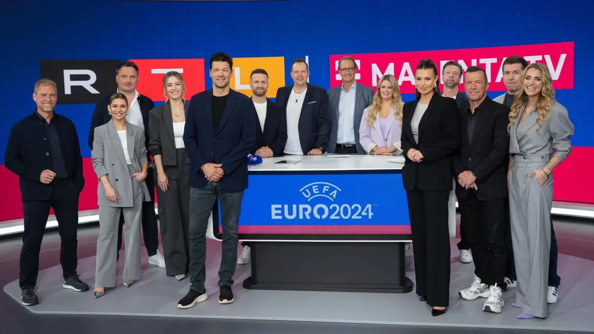 UEFA EURO 2024 Teamvorstellung RTL Deutschland / Magenta TV: V.l.: Jan Henkel, Jana Wosnitza, Thomas Wagner, Laura Papendick, Michael Ballack, Shkodran Mustafi, Wolff-Christoph Fuss, Florian König, Anna-Sara Lange, Laura Wontorra, Steffen Freund, Lothar Matthäus, Marco Hagemann und Anna Kraft +++ Die Verwendung des sendungsbezogenen Materials ist nur mit dem Hinweis und Verlinkung auf RTL+ gestattet. +++ / Weiterer Text über ots und www.presseportal.de/nr/72183 / Die Verwendung dieses Bildes für redaktionelle Zwecke ist unter Beachtung aller mitgeteilten Nutzungsbedingungen zulässig und dann auch honorarfrei. Veröffentlichung ausschließlich mit Bildrechte-Hinweis. Foto: UEFA EURO 2024/RTL Deutschland GmbH/obs
