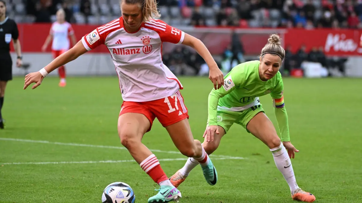 DFB–Pokal–Finale: ARCHIV - 05.11.2023, Bayern, München: Fußball, Frauen: Bundesliga, Bayern München - VfL Wolfsburg, 6. Spieltag, FC Bayern Campus. Bayerns Klara Bühl (l) kämpft mit Wolfsburgs Svenja Huth um den Ball. Meister FC Bayern kann am Donnerstag das Double perfekt machen - Wolfsburg zum zehnten Mal in Serie den Pokal holen. (zu dpa: «Das Nonplusultra: Pokalfinale Wolfsburg-Bayern elektrisiert») Foto: Angelika Warmuth/dpa +++ dpa-Bildfunk +++