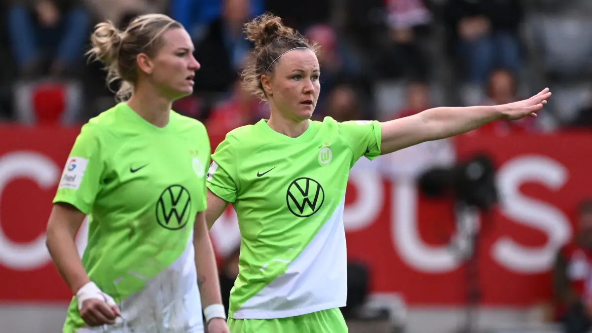 Alexandra Popp und Marina Hegering vom VfL Wolfsburg: ARCHIV - 05.11.2023, Bayern, München: Fußball, Frauen: Bundesliga, Bayern München - VfL Wolfsburg, 6. Spieltag, FC Bayern Campus. Wolfsburgs Alexandra Popp (r) und Marina Hegering am Spielfeld. Hegering freut sich auf das Finale. (zu dpa: «Bayern und Wolfsburg üben Elfmeter - Stroot hat grippalen Infekt») Foto: Angelika Warmuth/dpa +++ dpa-Bildfunk +++