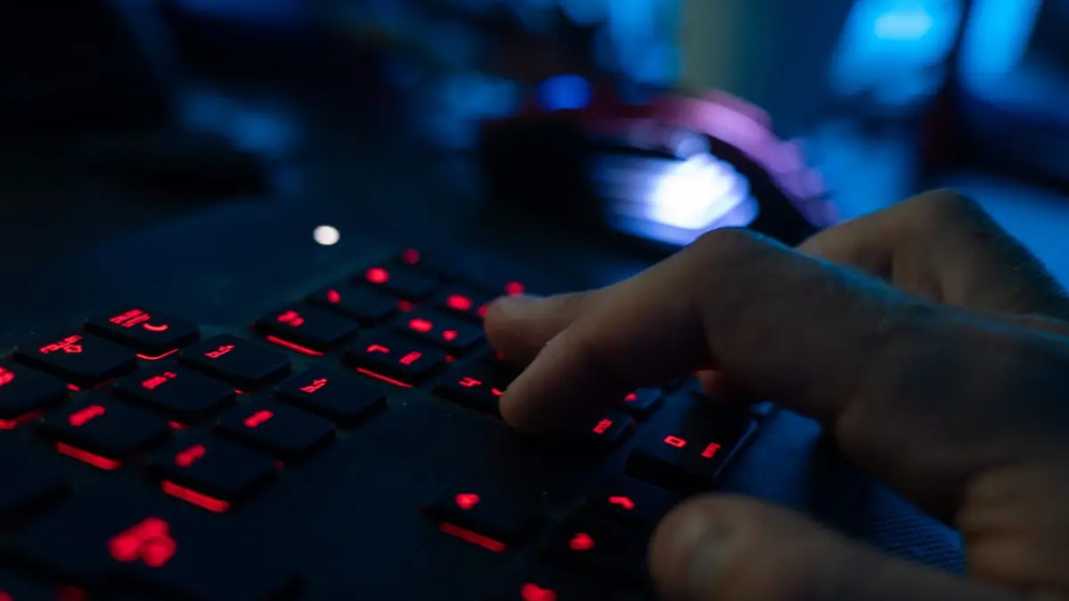 ARCHIV - 29.04.2020, Bayern, Ebing: Ein Mann sitzt am Rechner und tippt auf einer Tastatur. (zu dpa: «Jeder Zehnte in Deutschland von Identitätsdiebstahl betroffen») Foto: Nicolas Armer/dpa +++ dpa-Bildfunk +++
Stichwörter: Kriminalität Telekommunikation Internet Bayern lby bay Cyberkriminalität Cybercrime Hacking Hacker Cyberangriff IT Computerkriminalität Tastatur