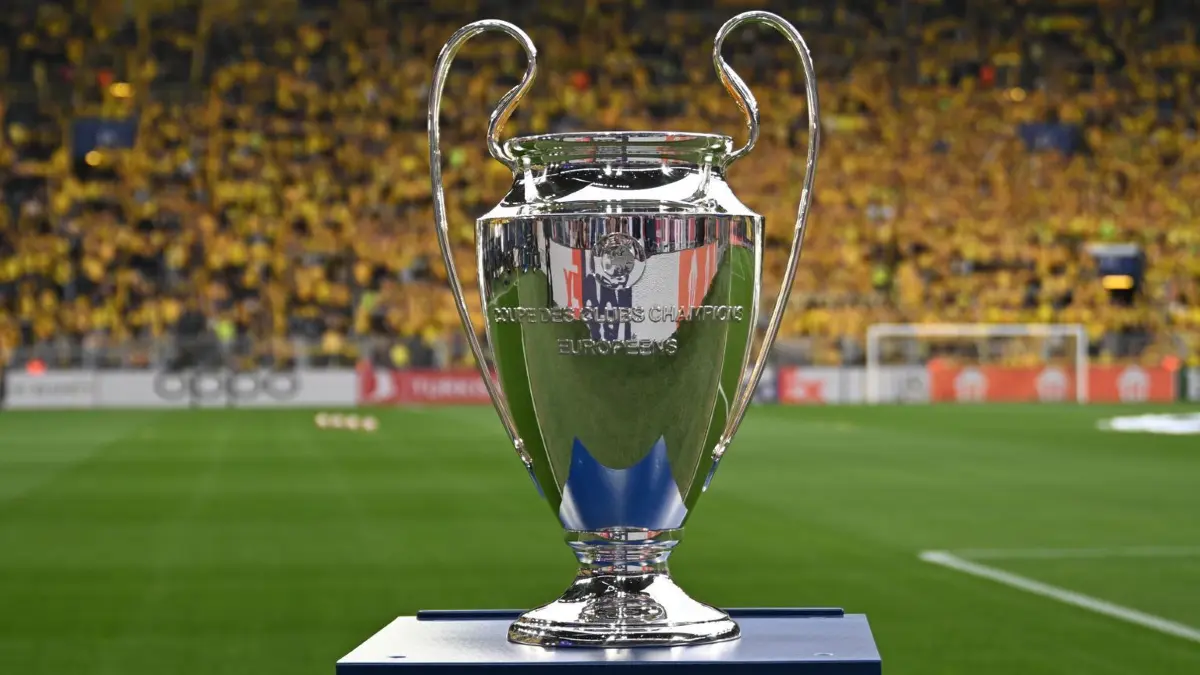 Champions League Pokal: ARCHIV - 01.05.2024, Nordrhein-Westfalen, Dortmund: Fußball: Champions League, Borussia Dortmund - Paris Saint-Germain, K.o.-Runde, Halbfinale, Hinspiele, Signal Iduna Park. Der Champions-League-Pokal steht vor dem Spiel im Stadion. (zu dpa: «ZDF und DAZN übertragen Finale der Champions League») Foto: Bernd Thissen/dpa +++ dpa-Bildfunk +++