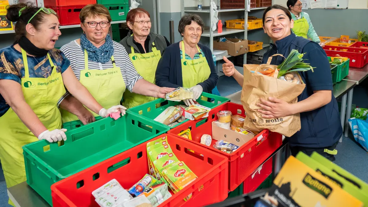 Inflation: Wie eine Alleinerziehende in Illertissen spart.Einkauf im Tafelladen Illertissen Songül Wilm kauft im Tafelladen ein.