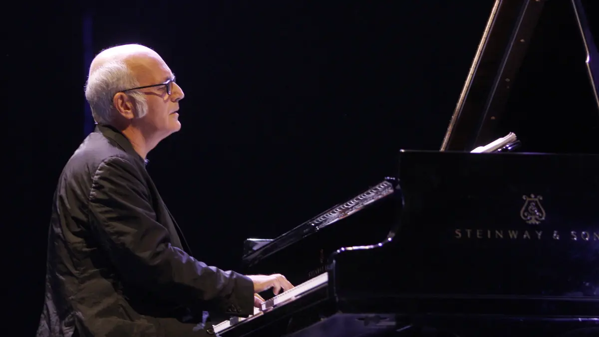 epa02847790 Italian composer and pianist Ludovico Einaudi performs onstage at the Puerta del Angel Auditorium in Madrid, Spain, 29 July 2011, as part of the Veranos de la Villa performances. EPA/KOTE RODRIGO ++ +++ dpa-Bildfunk +++