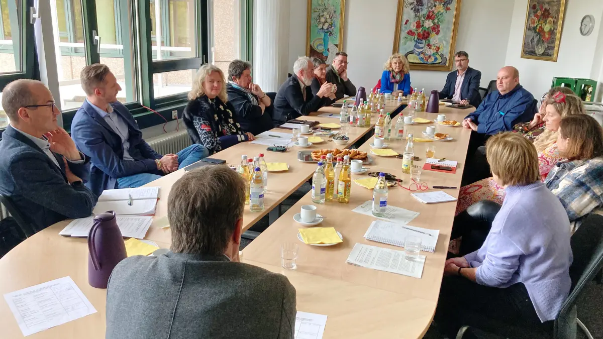 Verantwortliche der Tafelläden und Sozialkaufhäuser im Zollernalbkreis waren zum Austausch am Runden Tisch im Landratsamt in Balingen.