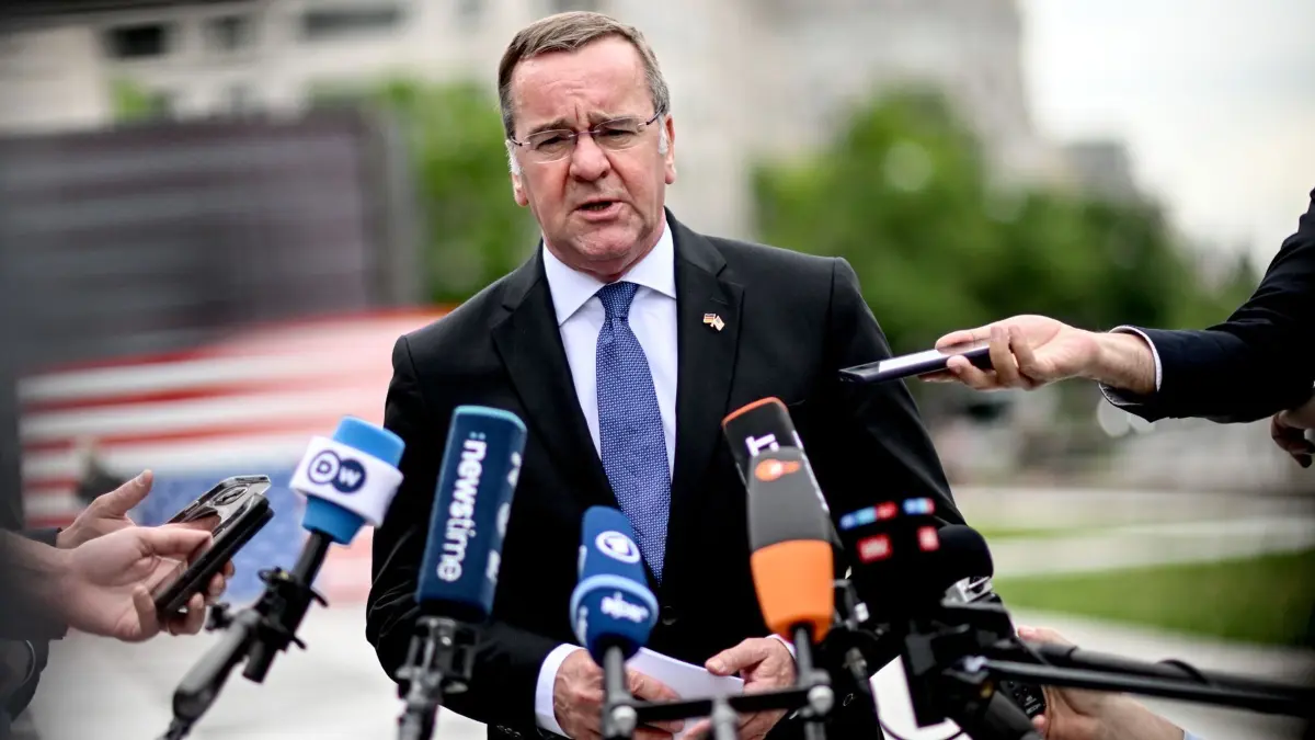 Verteidigungsminister Pistorius in den USA: 09.05.2024, USA, Washington: Boris Pistorius (SPD), Bundesminister der Verteidigung, spricht zu den Journalisten auf dem Freedom Plaza. Der Minister trifft bei seiner militärpolitischen Reise Amtskollegen, Diplomaten und Offiziere. (Wiederholung mit verändertem Bildausschnitt) Foto: Britta Pedersen/dpa +++ dpa-Bildfunk +++
