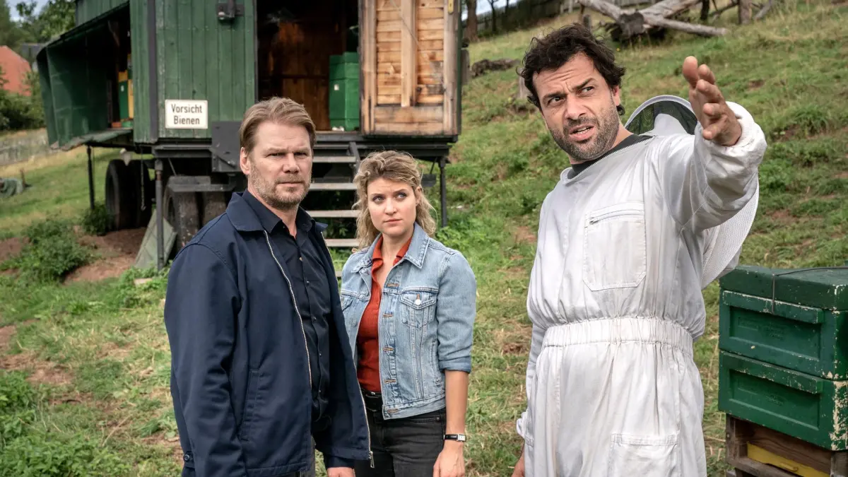 Kommissar Winkler (Kai Scheve, l.) und Kommissarin Szabo (Lara Mandoki, M.) trauen dem Bienenzüchter Ronny Beer (Kai Schumann, r.) nicht so ganz.