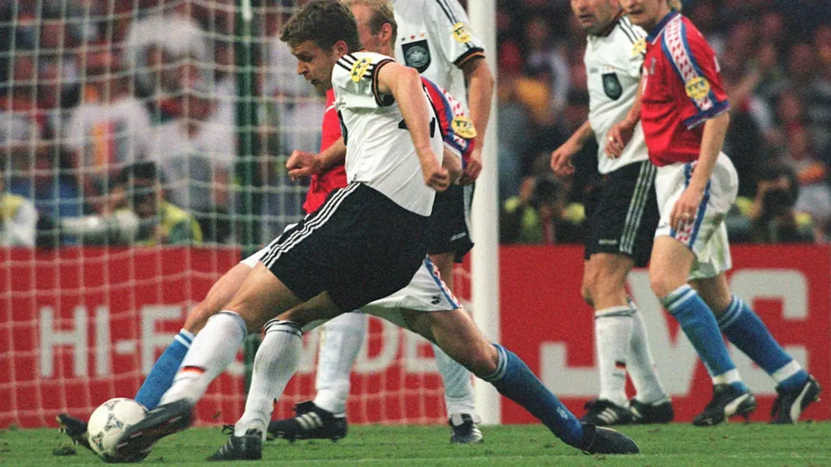 Oliver Bierhoff im EM–Finale 1996: ARCHIV - 30.06.1996, Großbritannien, London: Bedrängt vom tschechischen Abwehrspieler Karel Rada (M, verdeckt) zieht Stürmer Oliver Bierhoff (vorn) ab und erzielt aus der Drehung das erste Golden Goal im Londoner Wembleystadion im EM-Finale gegen Tschechien. Es war einer von drei deutschen EM-Titeln. (zu dpa: «Großer Kanzler, schwerer Pokal: Als Deutschland Europameister war») Foto: Oliver Berg/dpa +++ dpa-Bildfunk +++