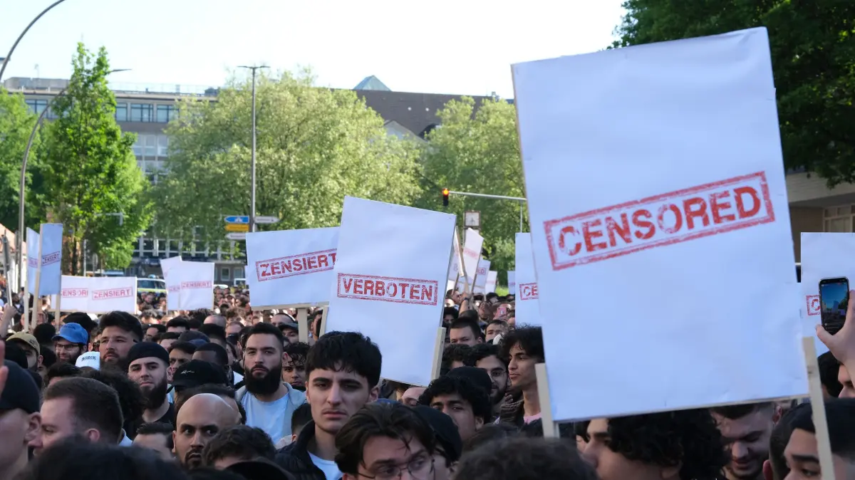 Mehrere hundert Islamisten bei „Muslim Interaktiv“-Demo in Hamburg: Zu einer Demonstration des islamistischen Netzwerks "Muslim Interaktiv" haben sich am Samstag (11.05.2024) in Hamburg mehrere hundert Menschen versammelt. Die Kundgebung im Stadtteil St. Georg wurde von einem grossen Polizeiaufgebot begleitet, es galten strenge Auflagen. (Siehe epd-Meldungen vom 11.05.2024)