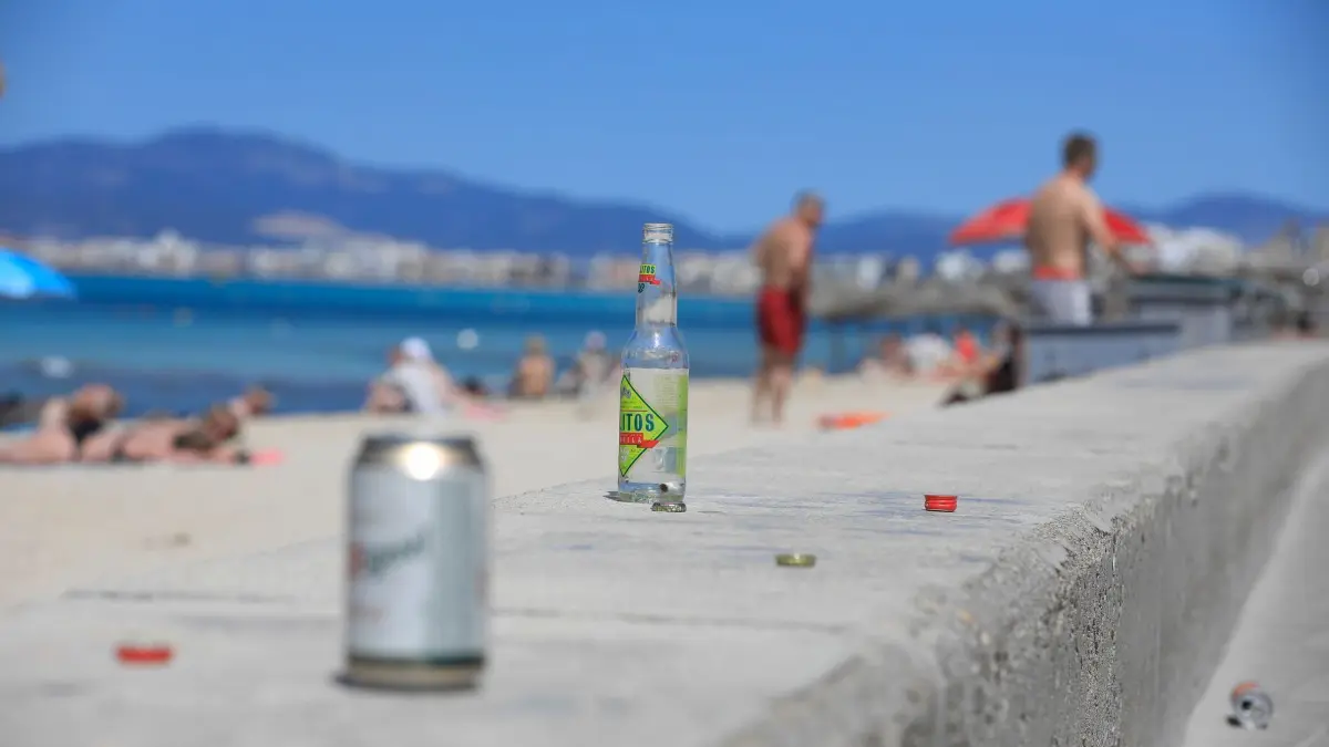 Tourismus auf Mallorca: 09.05.2024, Spanien, Palma: Leere Flaschen und Dosen sind am Strand Arenal zu sehen. (zu dpa: «Verbot von Alkoholkonsum auf offener Straße am Ballermann in Kraft») Foto: Clara Margais/dpa +++ dpa-Bildfunk +++