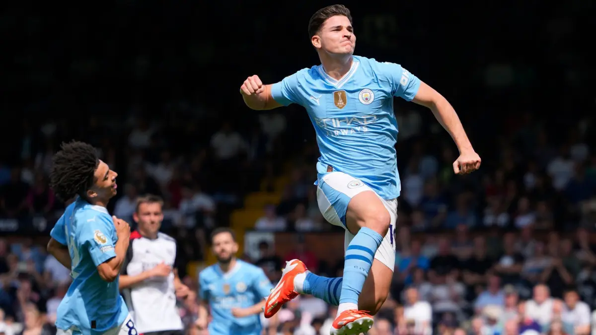 FC Fulham — Manchester City: 11.05.2024, Großbritannien, London: Julian Alvarez von Manchester City jubelt über sein Tor zum 0:4 während des englischen Premier-League-Fußballspiels zwischen Fulham und Manchester City im Craven Cottage Stadium. Foto: Kirsty Wigglesworth/AP/dpa +++ dpa-Bildfunk +++