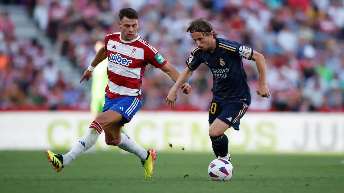 FC Granada — Real Madrid: 11.05.2024, Spanien, Granada: Fußball: Primera Division, Spanien, FC Granada - Real Madrid, 35. Spieltag: Luka Modric (r) von Real Madrid gegen Lucas Boye von Granada. Foto: Fermin Rodriguez/AP/dpa +++ dpa-Bildfunk +++