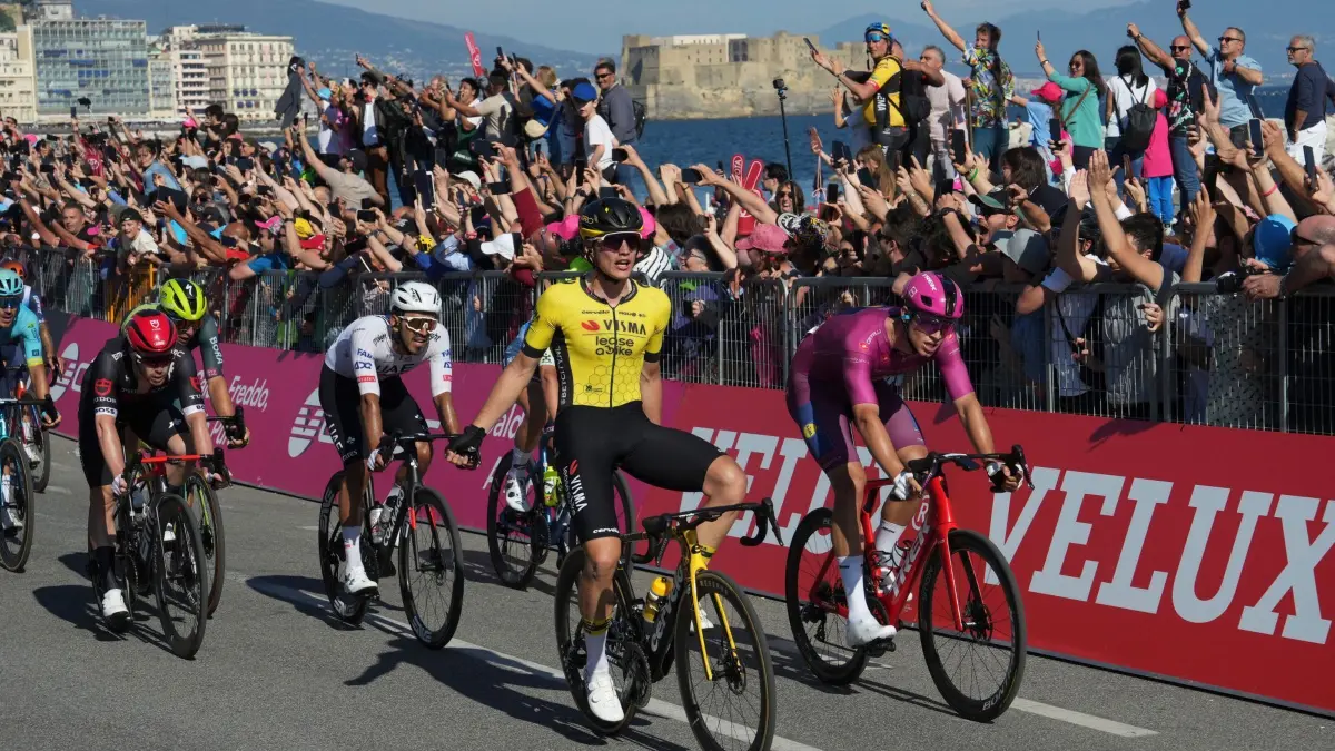UCI WorldTour — Giro d'Italia: 12.05.2024, Italien, Neapel: Radsport: UCI WorldTour - Giro d’Italia, Avezzano - Neapel (214,00 km), 9. Etappe. Olva Kooij (JM) aus den Niederlanden jubelt über seinen Etappensieg. Foto: Gian Mattia D'Alberto/LaPresse/AP/dpa +++ dpa-Bildfunk +++