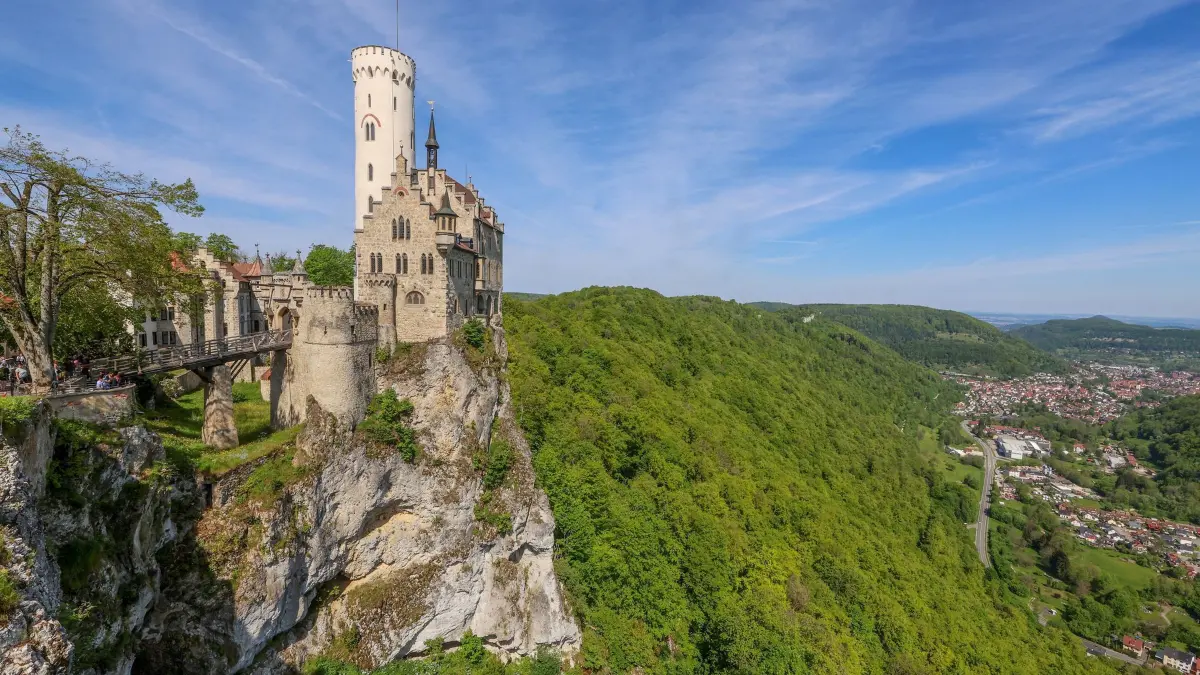 Schloss Lichtenstein: 12.05.2024, Baden-Württemberg, Lichtenstein: Blick auf das Schloss Lichtenstein auf der Schwäbischen Alb. Foto: Thomas Warnack/dpa +++ dpa-Bildfunk +++