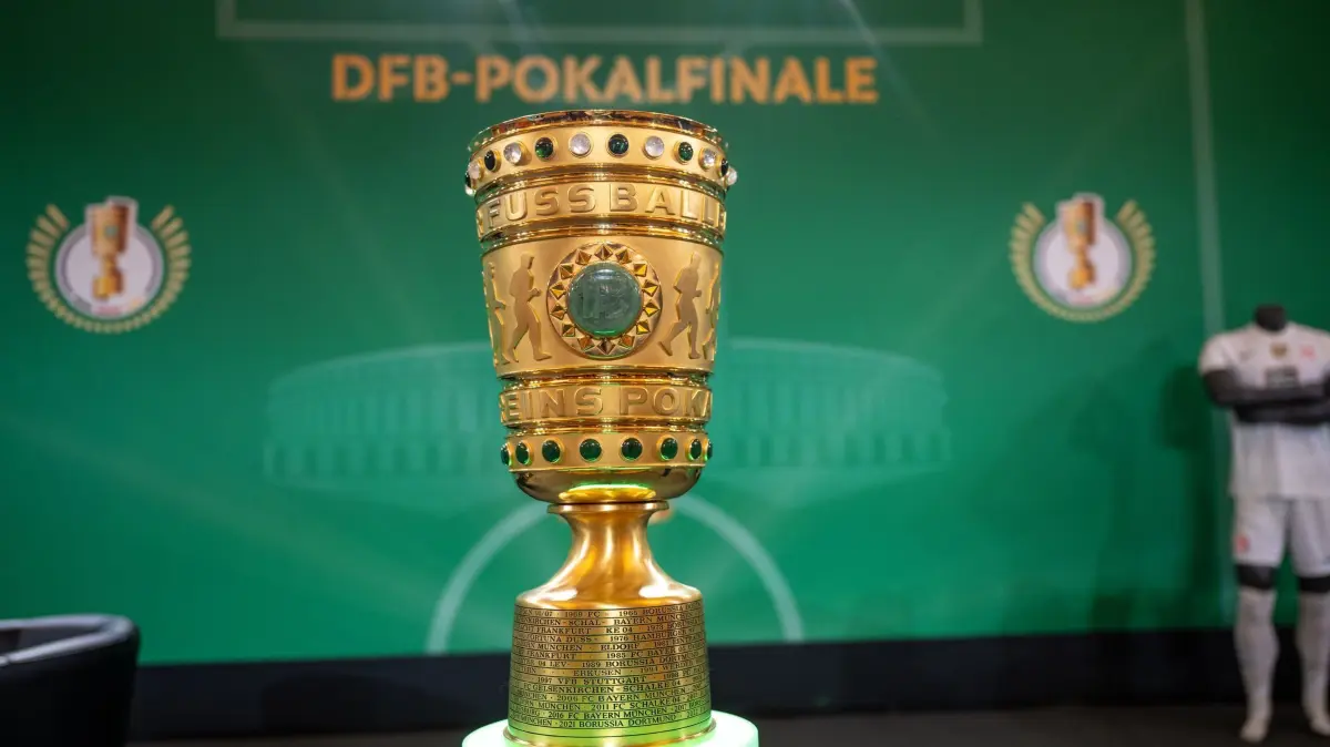 Übergabe DFB–Pokal 2024: 13.05.2024, Berlin: Fußball: DFB-Pokal, Cup Handover DFB-Pokal 2024 im Roten Rathaus. Der DFB-Pokal steht bei der Übergäbe vor dem 81. Finale auf der Bühne. Foto: Monika Skolimowska/dpa - WICHTIGER HINWEIS: Gemäß den Vorgaben der DFL Deutsche Fußball Liga bzw. des DFB Deutscher Fußball-Bund ist es untersagt, in dem Stadion und/oder vom Spiel angefertigte Fotoaufnahmen in Form von Sequenzbildern und/oder videoähnlichen Fotostrecken zu verwerten bzw. verwerten zu lassen. +++ dpa-Bildfunk +++