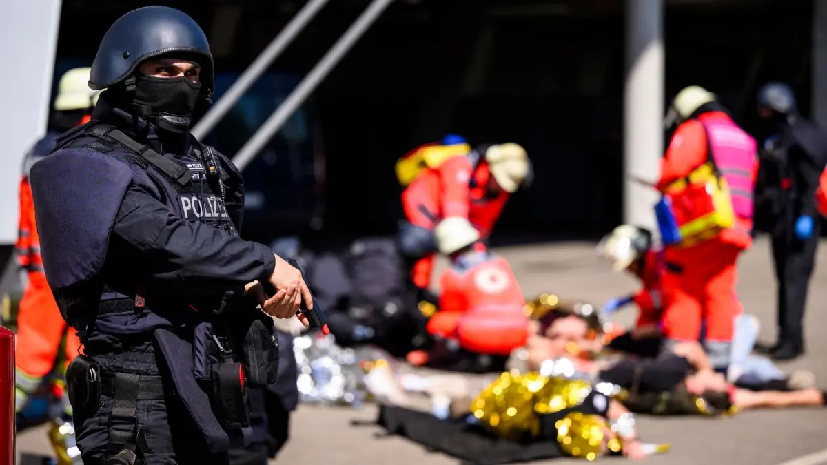 Übung einer Einsatzlage zur Fußball–Europameisterschaft: 14.05.2024, Baden-Württemberg, Stuttgart: Ein Polizist steht vor einer Sammelstelle für verletzte bei einer praktische Übung einer Einsatzlage zur Fußball-Europameisterschaft. Von den insgesamt 51 Spielbegegnungen finden fünf Partien in der Stuttgarter MHP Arena statt. Die Einsatzkräfte der Polizei, der Rettungsdienste und anderer Behörden und Organisationen mit Sicherheitsaufgaben bereiten sich mit der Übung intensiv auf die Veranstaltungen vor. Foto: Tom Weller/dpa +++ dpa-Bildfunk +++