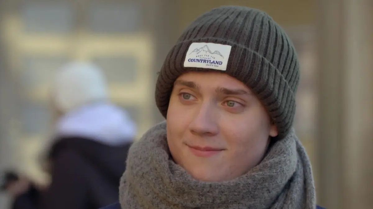 Lukas (Oliver Szerkus) hat Berlin vor einigen Monaten verlassen.