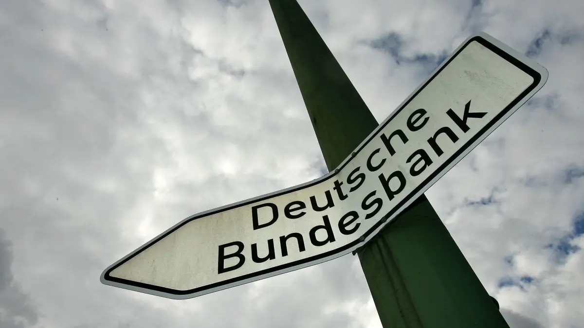 Deutsche Bundesbank: ARCHIV - 12.10.2009, Hessen, Frankfurt\Main: Ein Schild weist in Frankfurt am Main auf die Hauptverwaltung der Deutschen Bundesbank hin. (zu dpa: «Bundesbank beerdigt Neubaupläne») Foto: Marius Becker/dpa +++ dpa-Bildfunk +++